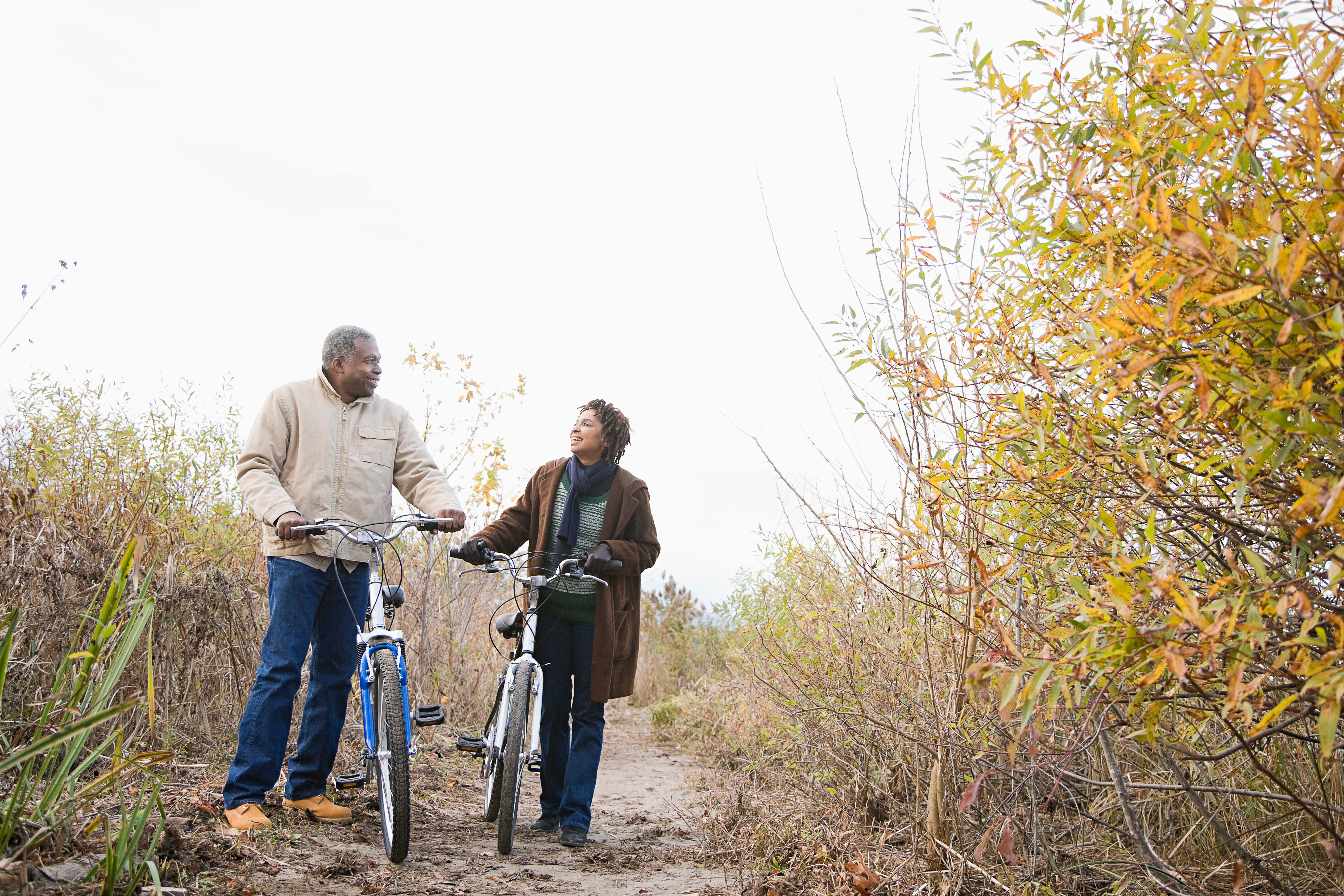 couple-riding-bikes