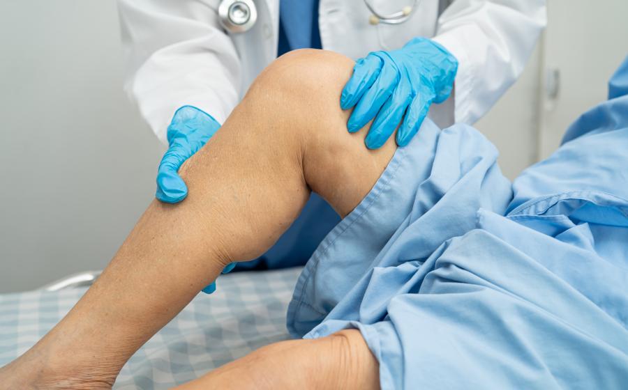Practitioner holding a patient's knee